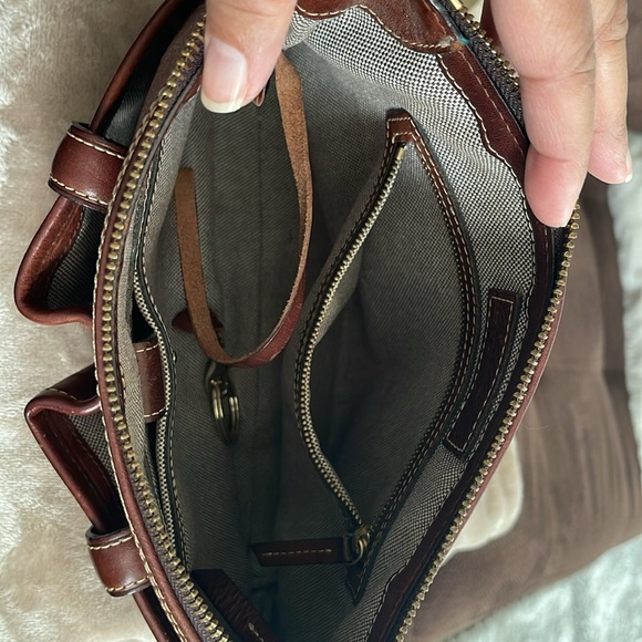 Dooney and Bourke Cross-Body Bag very clean inside smoke/pet free home - Picture 9 of 10